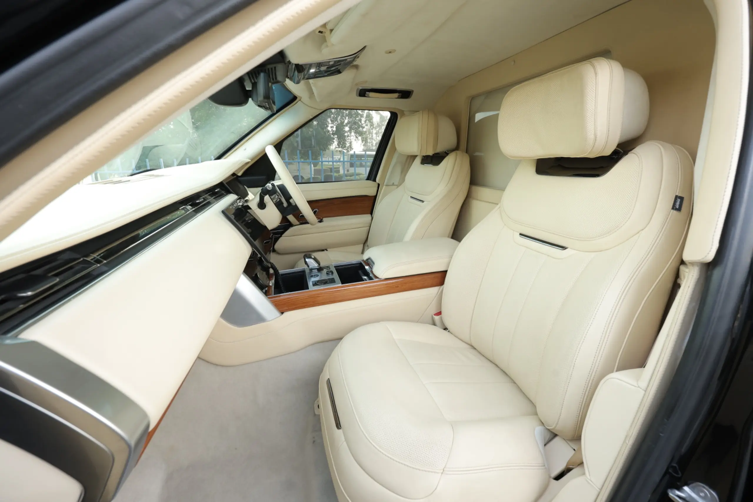 Range Rover P530 Extended BR6 armored cockpit overview