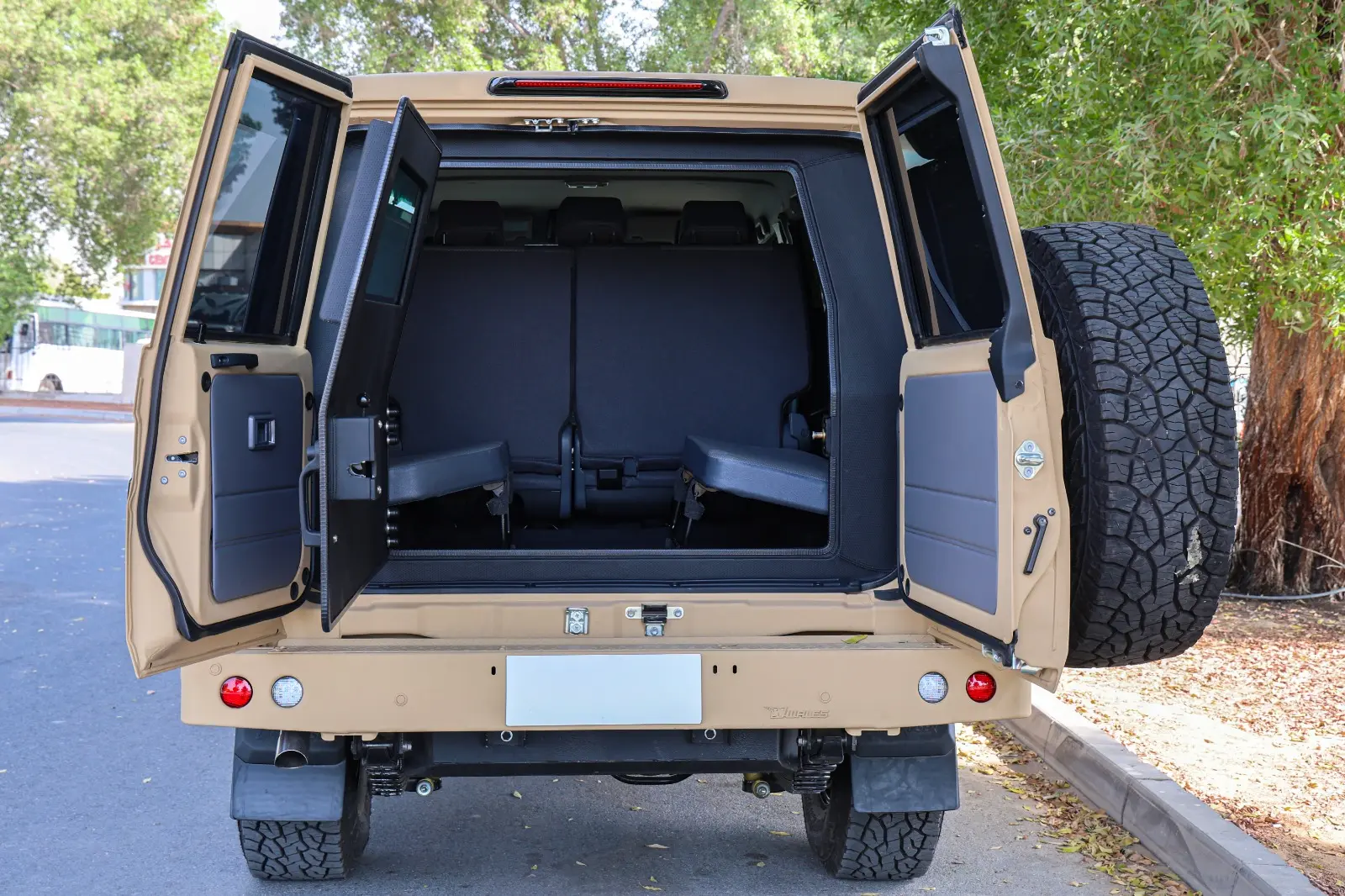 Image 10: Land Cruiser 76 back doors wide open