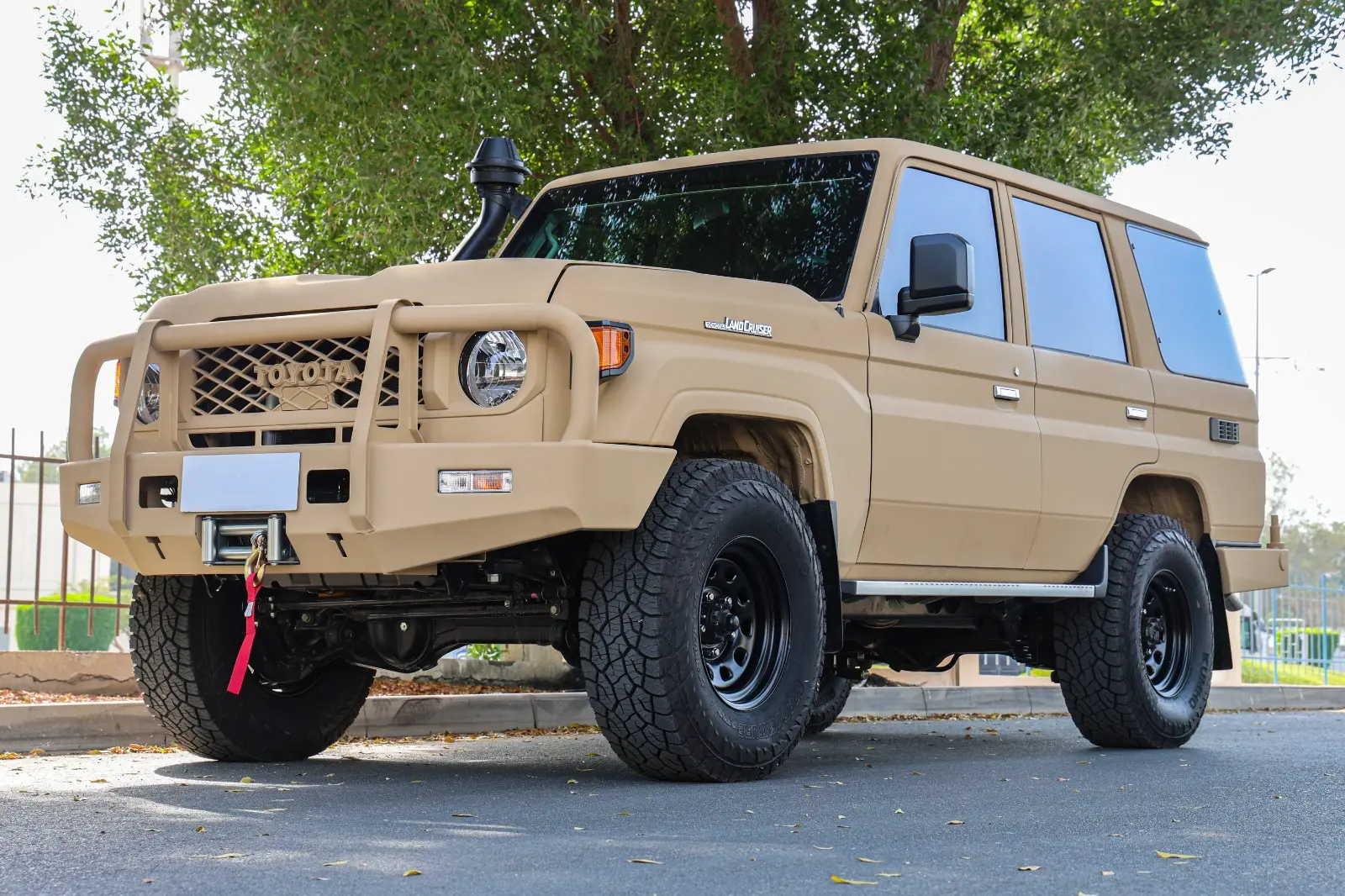 Image 7: Land Cruiser 76 front side view